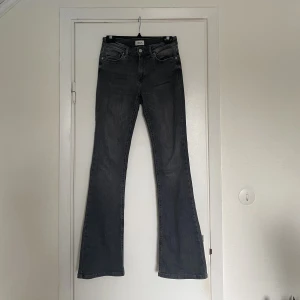 Midwaist bootcutjeans - Midwaist bootcutjeans köpta från only. Endast använda ett fåtal gånger.  Storlek M och säljer de för 200kr.
