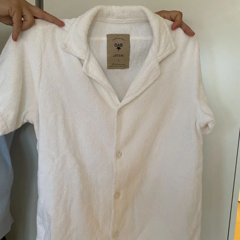 Hej säljer min storebrors  terry cotton skjorta/tröja. Storlek S, som ny. . Skjortor.