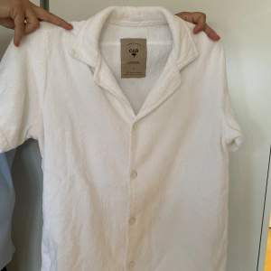 Hej säljer min storebrors  terry cotton skjorta/tröja. Storlek S, som ny. 