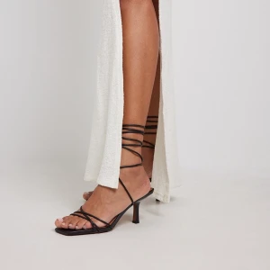 Klackskor  - Svarta klackskor från NA-KD, storlek 38, endast testade inomhus, klackhöjd 7,5 cm. Köparen står för frakten. 