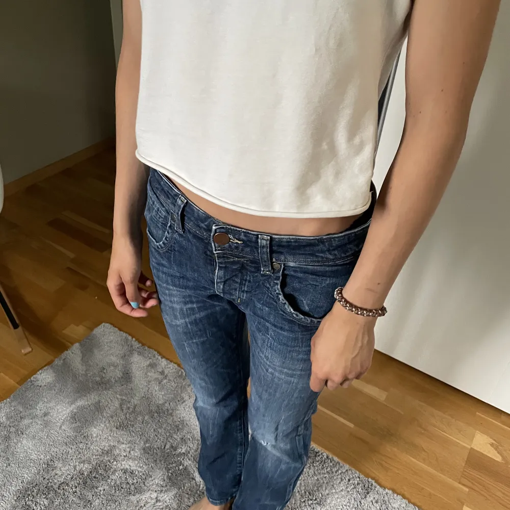 lågmidja och bootcut!! säljer dessa skit balla jeans för de inte passar mig😭(det är min kompis på bilderna) kom privat för frågor!❤️❤️. Jeans & Byxor.