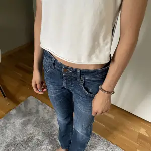 lågmidja och bootcut!! säljer dessa skit balla jeans för de inte passar mig😭(det är min kompis på bilderna) kom privat för frågor!❤️❤️