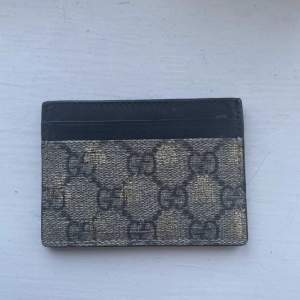 Hej! Säljer min jättefina plånbok från gucci. Den är i skick 9/10 och onesize. Passar det mesta och är för båda kvinnor och män.
