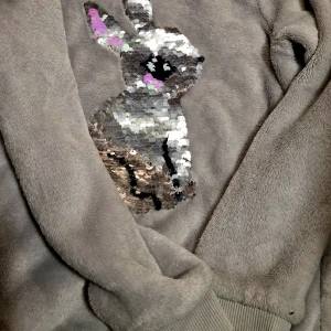 Paljett tröja - Fin paljett tröja med kanintryck. 