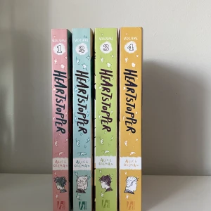 Heartstopper- serien - Säljer hela Heartstopper serien, som är populär på tiktok, eftersom att jag rensar böcker. Böckerna är i nyskick och kostade mig ungefär 500kr när de köptes. Pris kan ej diskuteras.
