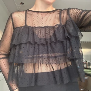 Svart volang mesh tröja från zara - Storlek M, passar även S. Använd 1 gång