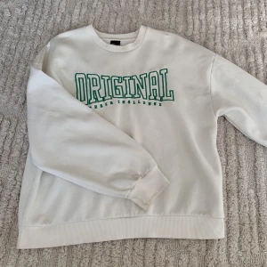 vit sweatshirt - vit sweatshirt med grön text från gina tricot men köpt här på plick för ett tag sen. kontakta mig vid intresse 🫶
