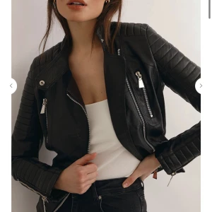 Skinnjacka (Vegan)  - Svart skinnjacka (vegan) från Chiquelle i storlek 38. Nypris 700kr, fint skick. Skriv om du vill se fler bilder