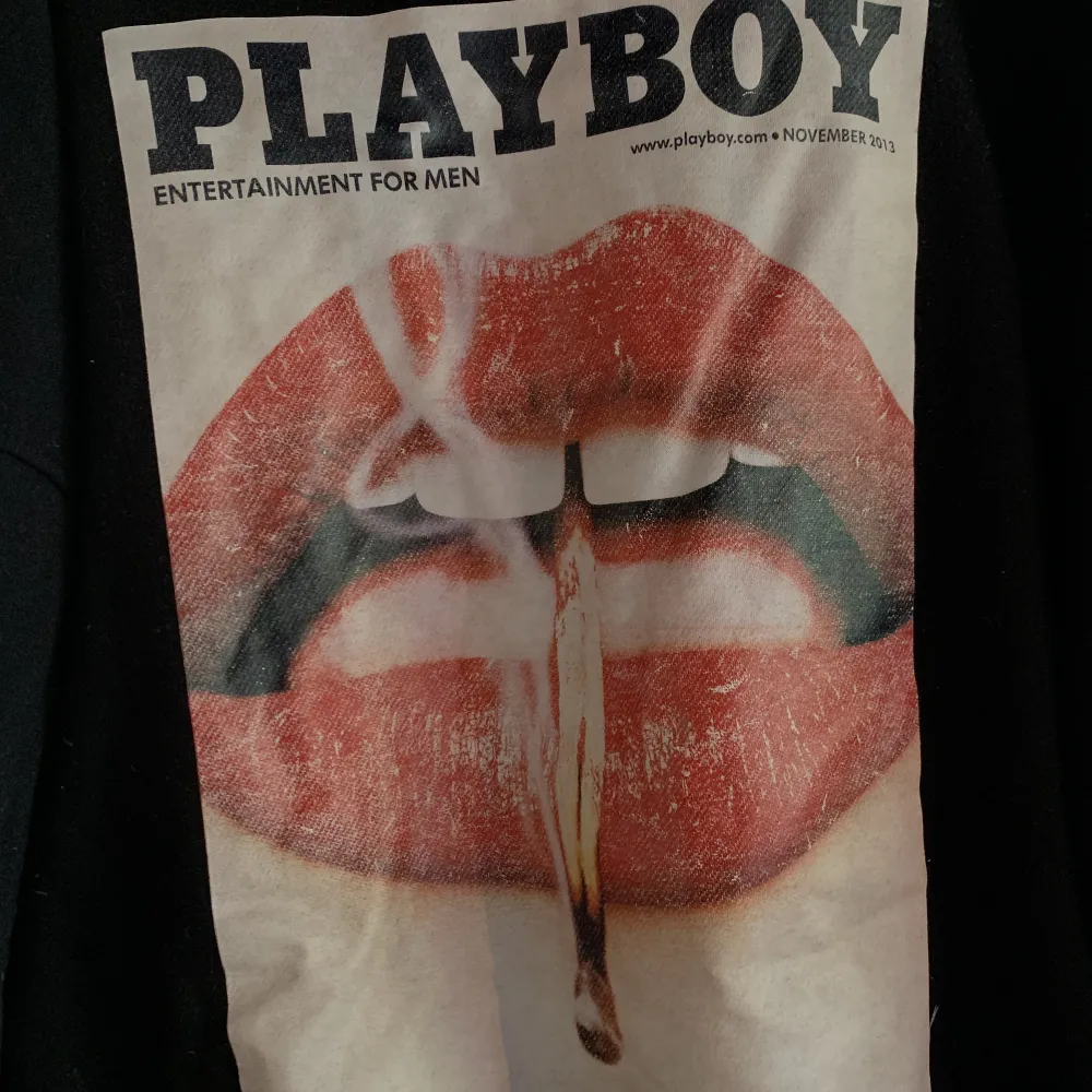 Playboy hoodie med print på ryggen från Missguided. Oversize modell. . Hoodies.