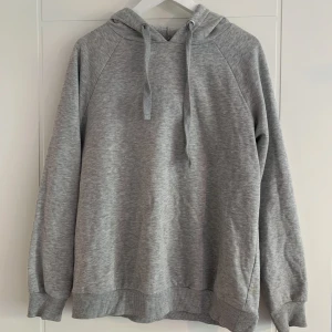 Grå hoodie - Grå hoodie från Gina tricot. 