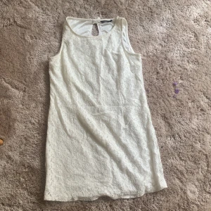 Sommarklänning spets - Spetsklänning som är snygg i sommar med skönt material 