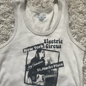 Vitt linne - Snyggt linne köpt från Brandy Melville. Bra skick, inga defekter. Använt 2-3 ggr. Den slutar lite över naveln för mig. Står ingen storlek eftersom att de är onesize men skulle säga att den är xs-s. 