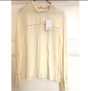 Other stories helt ny blus.  - Helt ny blus från Other Stories. Paris collection. Skön på.  Strl 40. 