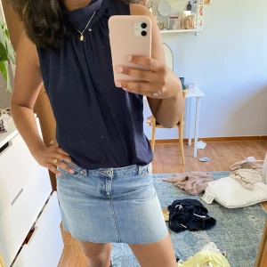 Blus - Så snygg marinblå blus som jag stoppat in här på bilderna 🪻knäppning i nacken 🥥Jag brukar ha S i toppar! Pris kan diskuteras vid snabb affär ❤️‍🔥