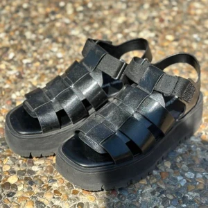 Calvin Klein, sandaler -  Calvin Klein, sandaler med platå-sula! storlek: 37 (Jag har dock 38 och de passar mig bra) De är utan anmärkningar. Tror jag köpte sample sale och vad jag vet så går de inte att hitta någonstans?