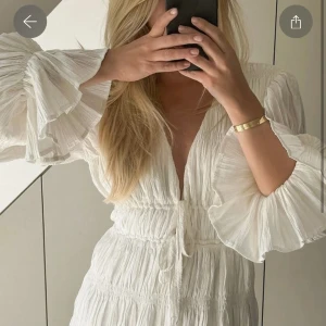 Vit klänning NA-KD x Moa Mattson  - Intressekoll på denna superfina vita klänning från Moa Mattsons kollektion med NA-KD. Klänningen är nämligen slutsåld i all storlekar. Oanvänd och lappen sitter kvar.