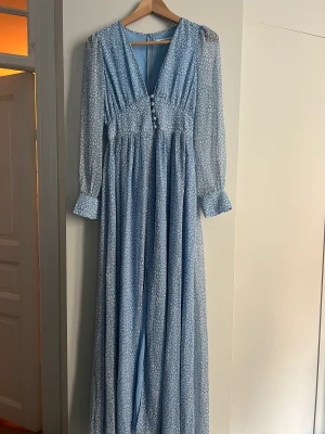 Adoore - klänning - Adooreklänning strl 34. Aldrig använd och lapparna kvar. Säljer pga felköp. Nypris 1495 kr - mitt pris 600 kr