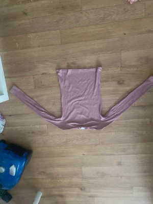Fin rosa tröja - En nästan ny tröja som är använd bara en gång den har inga fläckar eller liknade köparen står för frakten