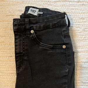 Jeans - Svarta skinnyjeans från Lager 157. Storlek xs men passar även s.🥰