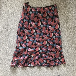 Midi kjol blommig - Blommig retro/ 90s kjol i blommigt mönster. Storlek S och superfin till sommaren❤️