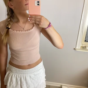 Topp - Säljer denna söta topp ifrån Gina Tricot, den är i bra skick men några år gammal. Tröjan är i ett stretchigt material och det står att det är strl xs men jag skulle säga att det är xxs. Säljs pågrund av att den börjar bli lite liten. Tar bara swish!!!💘💘💘