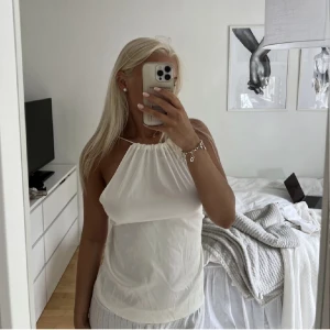 Topp - Så fin topp från zara i satin och med öppen rygg. Köpt för 259kr men kommer tyvärr inte till användning. Stl XS. Frakt 39kr💞