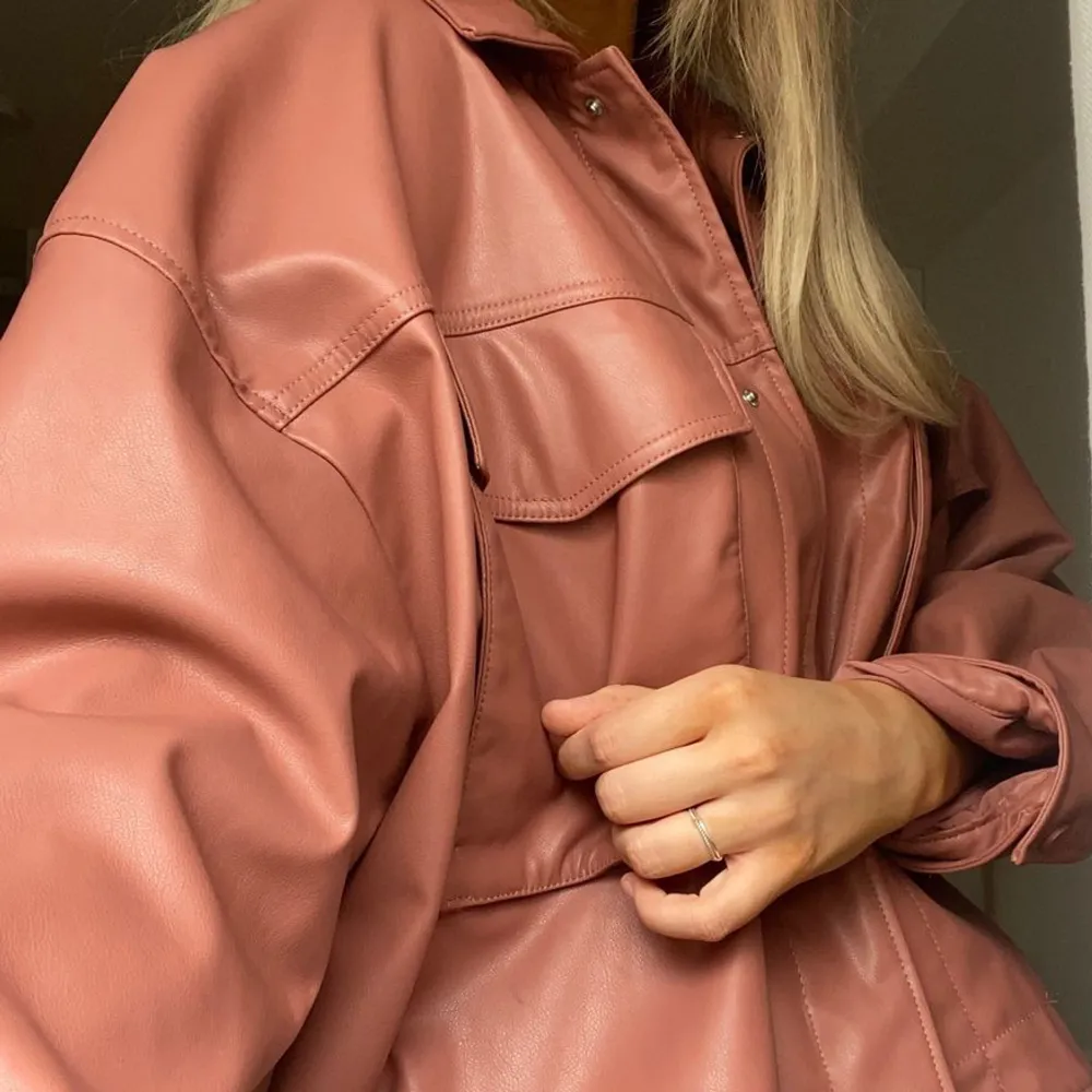 Hej! Säljer denna läderjackan i färgen dusty pink från Zara. Oversized modell i storleken M. ❤️. Jackor.