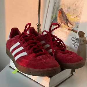 Adidas spezial skor röda (slutsålda) - Hej!🥰 Köpte det här skorna för 1 199kr, använt några gånger så det är bra kvalitet. Det har en liknelse med adidas samba med samma modell/design. 🫶  !!sista bilden är inte min!!   Min sko storlek:39-41 skorna sitter lite tajt vid stortån  