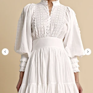 Sommar klänning - Säljer denna klänning från Ti Mo. Köppte den för 3000, nästan aldrig använd. Säljer den för 2500kr. Är i storlek M men passar för S💖