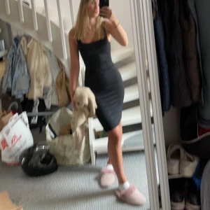 Klänning - Superfin tight klänning ifrån Zara. Slits på baksidsidsn, går ungefär till knäna på mig som är 169💞