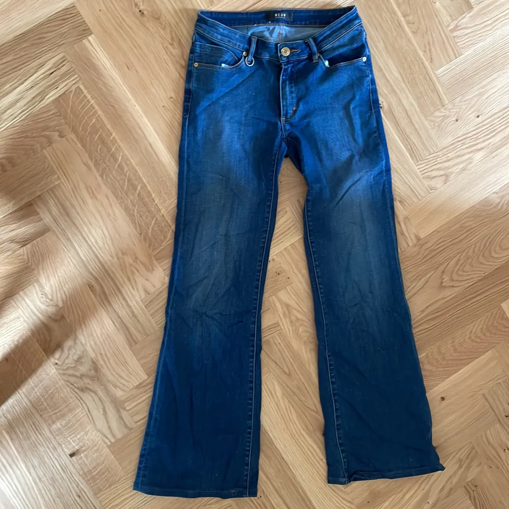 Något uppsydda knappt använda neuw byxor, ny pris 1500kr . Jeans & Byxor.