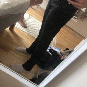 Svarta jeans  - Detta är ett par svarta jeans som jag säljer pågrund av att dom är lite försmå för mig. Dom är stl 164! Inga tecken på slitage. Nypris runt 200 men säljer dom för 40 kr! 💕✨