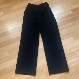 Kostymbyxor bik bok  - kostymbyxor ifrån bikbok i storleken 34. Säljer då de är får små för mig. kom privat för mer bilder😊knappt använda.