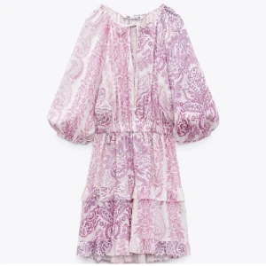 Zaraklänning  - Säljer min jättefina klänning från zara som är helt slutsåld. Helt oanvänd med lapp kvar!!! Bud från 400kr eller köp direkt för 700kr