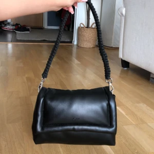 Handväska - Jättefin väska från Carin Wester! Endast använts några få gånger så i mycket bra skick och har mycket plats. Bandet går att ta av💓