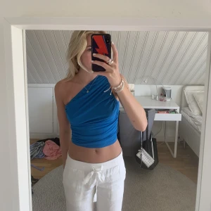 One-shoulder topp - Super fin blå one shoulder topp som knappt är använd. Köparen står för frakten💞🙃