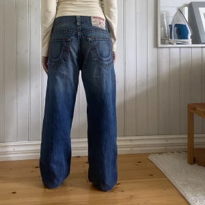 True religion  - Trueys i najs fit! Delar av sömmarna har gått bort se bild 3. Vid frågor bara att skriva! Passar både kille och tjej