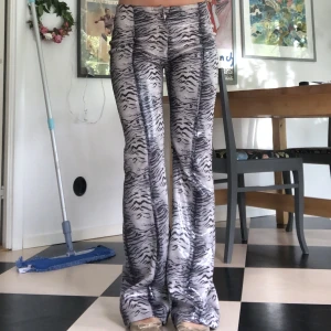 Djurmönstarde byxor  - Byxa med djurmönster 