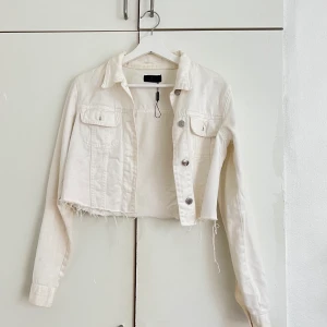 Vit jeansjacka  - Säljer en vit jeansjacka i gott skick 