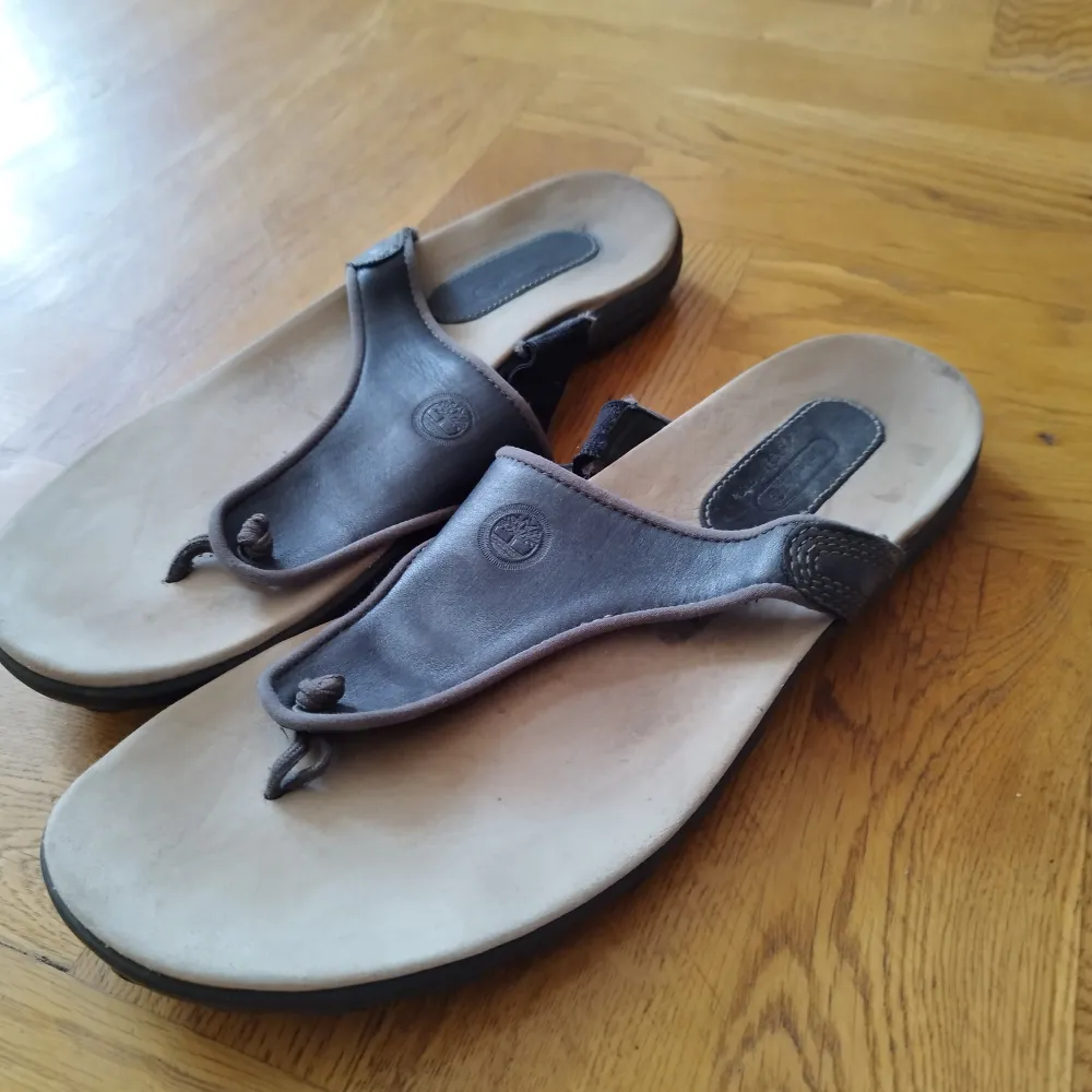 Genuine leather Timberland flip flops.. Skor.