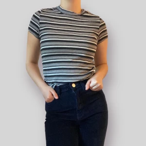 Svartvit randig tröja  - Fin randig tröja från Monki i storlek XS. Är i väldigt bra skick!! (97% Cotton, 3% Elastan)