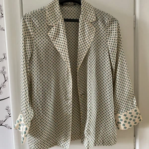 Mönstrad blus  - Den snyggaste mönstrade blusen!! Så snygg till ett par jeansshorts💕💕trots att den är i strl xs så passar den S superbra