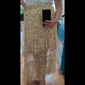 Kjol lång gul - 🌷kjol från HM 🌷strl S, passar även M 🌷Inget att anmärka på kvaliten