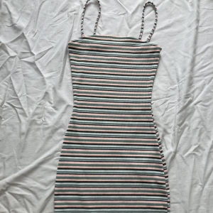 Hm klänning  - Säljer denna super snygga klänning från hm då den är för liten🫶🏻den är i super skick och har inga hål,fläckar mm… den är svår att få tag i då den inte säljs i butik längre 💕