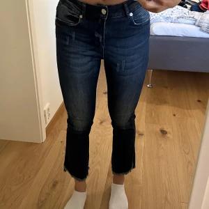 Jeans - Mörka jeans använda en gång strl xs, märke Twoangels, kortare modell. Nypris ca 1000kr
