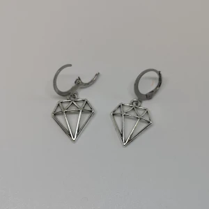 Örhängen ~diamant~ - Örhängen gjorda/designade av mig. Nya/oanvända. Huggies/ringar i 304 rostfritt stål. (frakt: 15 kr för frimärke) 