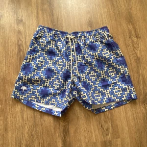 OAS Badbyxor  - Hej, säljer ett par jättesnygga badbyxor från OAS. Modellen heter ”Azul”, som betyder blå. Badbyxorna är i storlek XS och är aldrig använda! Säljer pga att jag köpte för liten storlek. Ny pris 800kr, jag säljer för 500 kr. Köparen står för frakt.