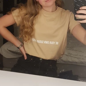 T-shirt från NA-KD - T-shirt med tryck från Na-kd, knappt använd! 