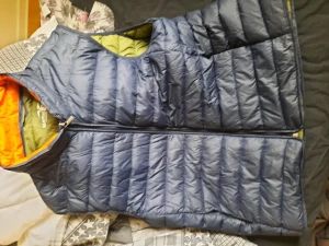 Herrväst - lättviktsväst för män. storlek xl har använts ca 10 gånger. färgen är mörkblå och märket är Hamptom Republic. 