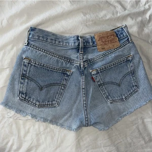 Levis shorts - Säljer dessa snygga Levis vintage 501 shorts då dom är för små i midjan för mig, därför är dom heller aldrig använd endast testad nån gång🤍Skulle säga att dom sitter Mid Rise!🤍Midjemått: 35 cm:) Storleken har blivit bort suddad men jag har S vanligtvis!🤍